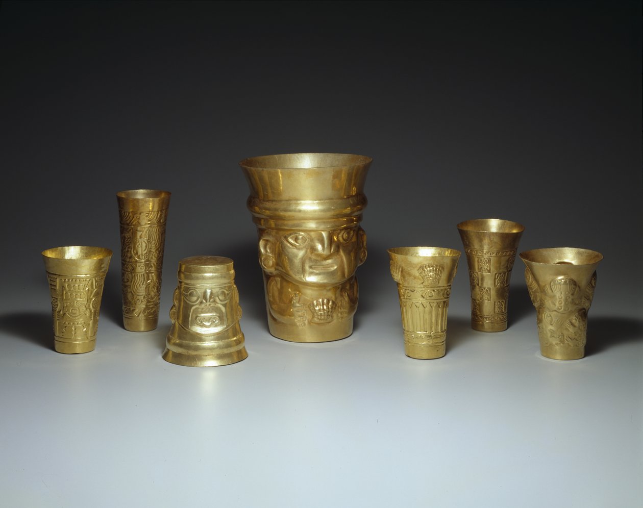 Poharak, 900-1100 (arany) alkotó: Culture Sicán