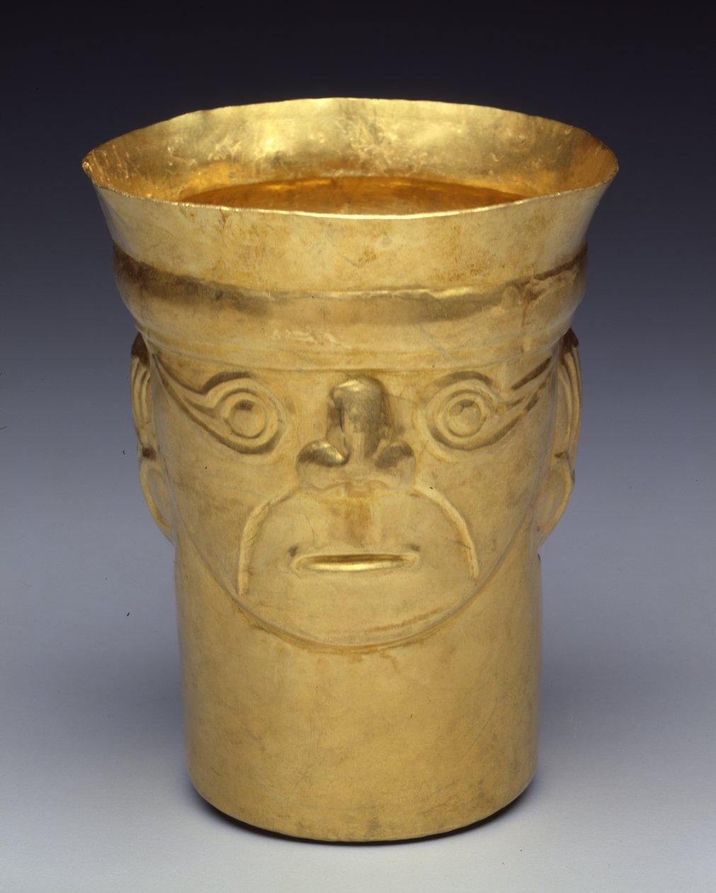 Kétoldalas pohár, 900-1100 (arany) alkotó: Culture Sicán