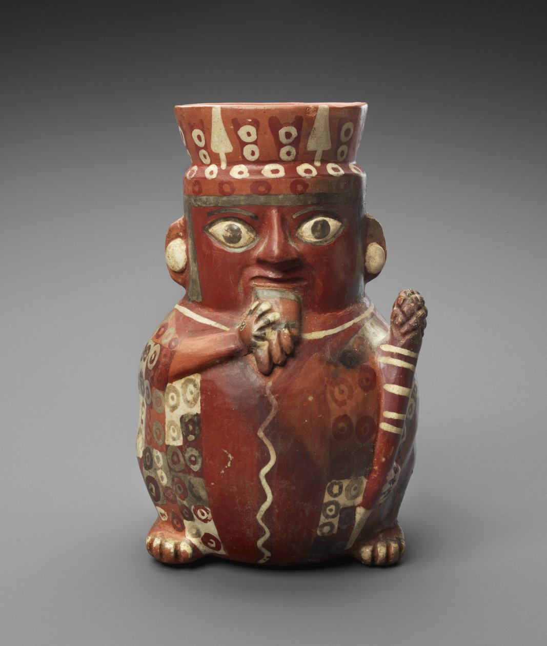 Figurális korsó serpenyőcsővel és klubbal, c. 600-1000 i.sz. (cserépedény csúszdával) alkotó: Culture Wari