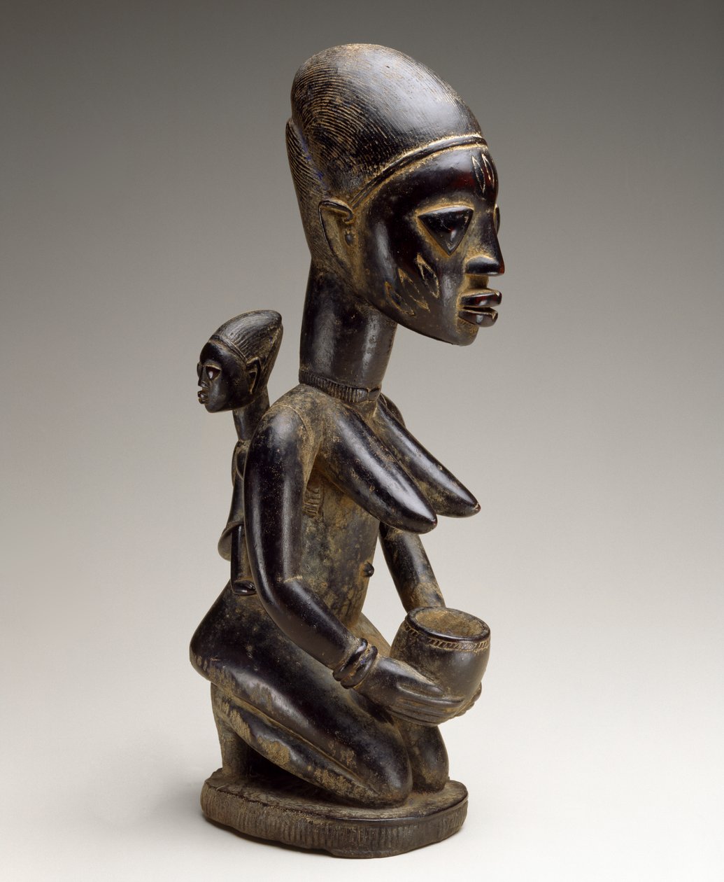 Anya és gyermek alakja, Nigéria, 19. század vége (fa és indigó nyomai) alkotó: Yoruba Culture