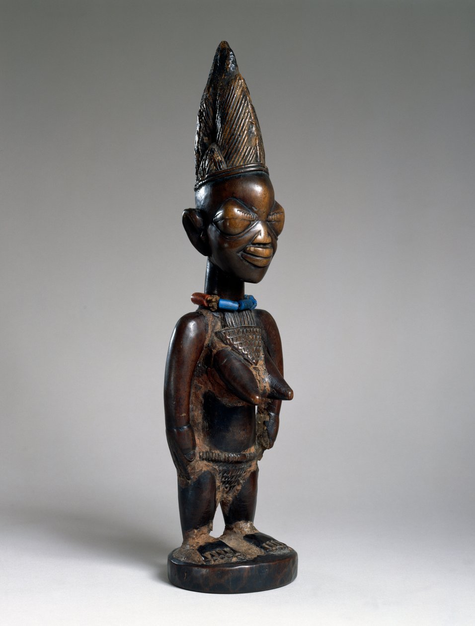 Ikerfigura (ere ibeji), Ila-Orangun régió, Nigéria, 19. század vége vagy 20. század eleje (fa, üveggyöngyök és tukula nyomai) alkotó: Yoruba Culture