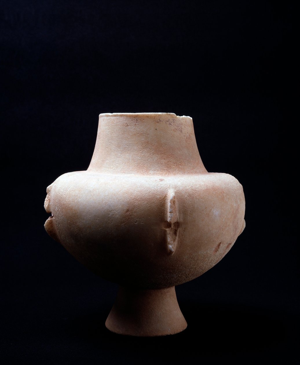 Fehér márványváza okker színű inkrusztációkkal. Kükladikus civilizáció, ie 3200 és ie 2000 között alkotó: Cycladic Cycladic