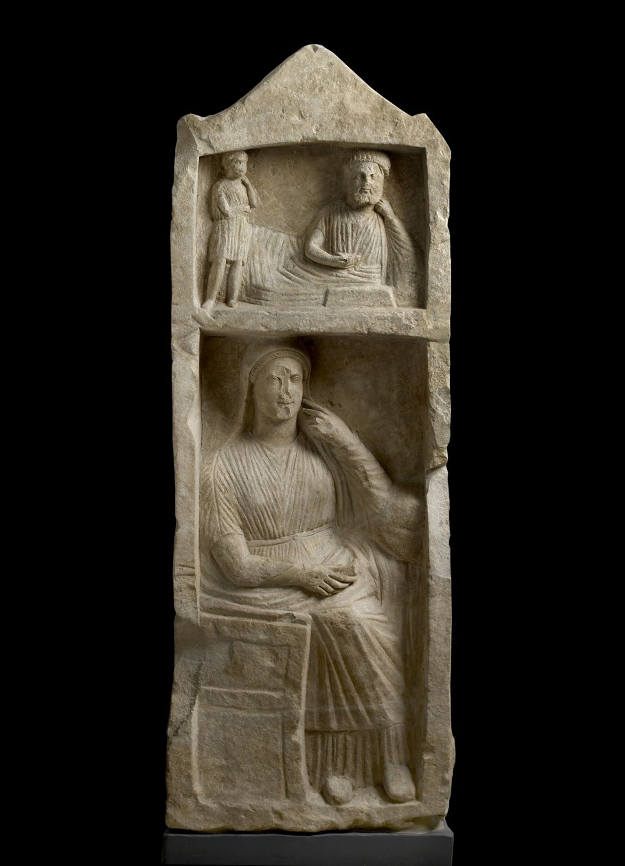 Mészkő sírsztélé, szakállas bankett domborműve fiú kísérővel és ülő nővel, Kr.e. 325-30 (mészkő) alkotó: Cypriot