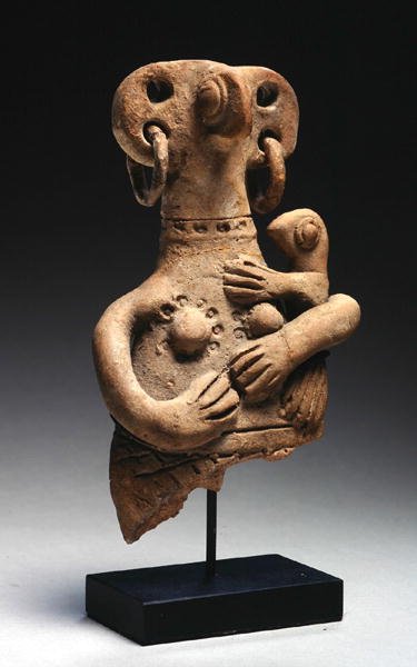 Gyermeket tartó alak, késő bronzkor, ie 1300 körül (terrakotta) alkotó: Cypriot Cypriot