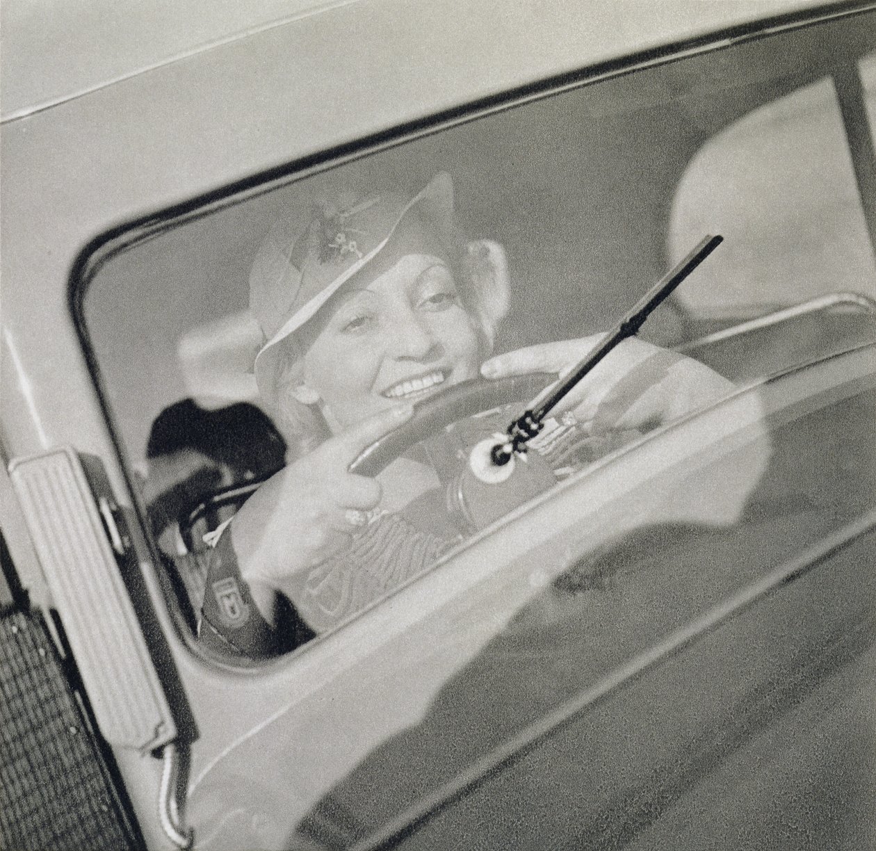 Egy nő vezet, 1930-as évek (fotómélység) alkotó: Czech Photographer