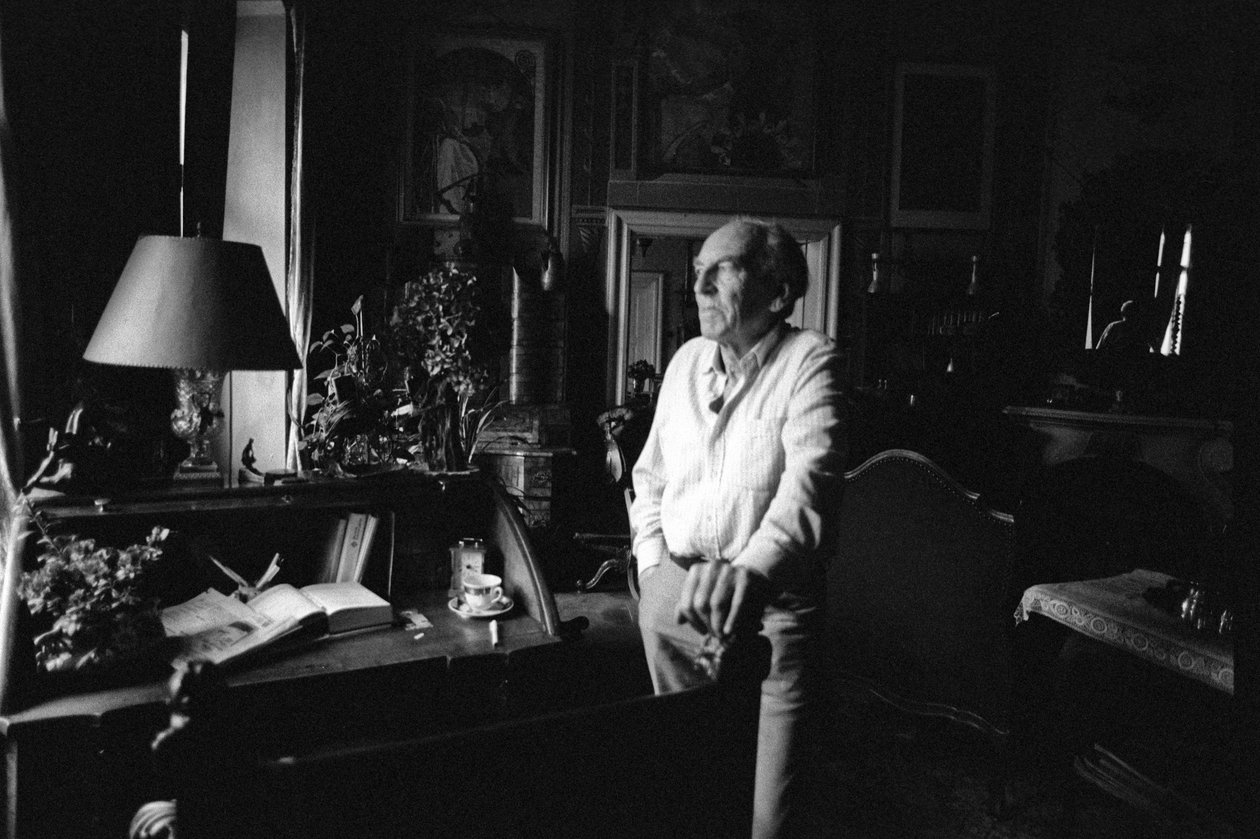Jiri Mucha az íróasztala mellett áll a prágai Hradcanyban található házában alkotó: Czech Photographer