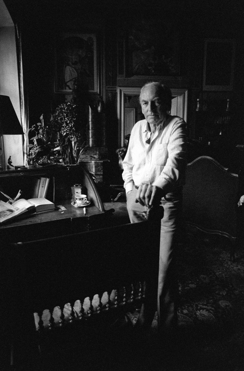 Jiri Mucha az íróasztala mellett áll a prágai Hradcanyban található házában alkotó: Czech Photographer