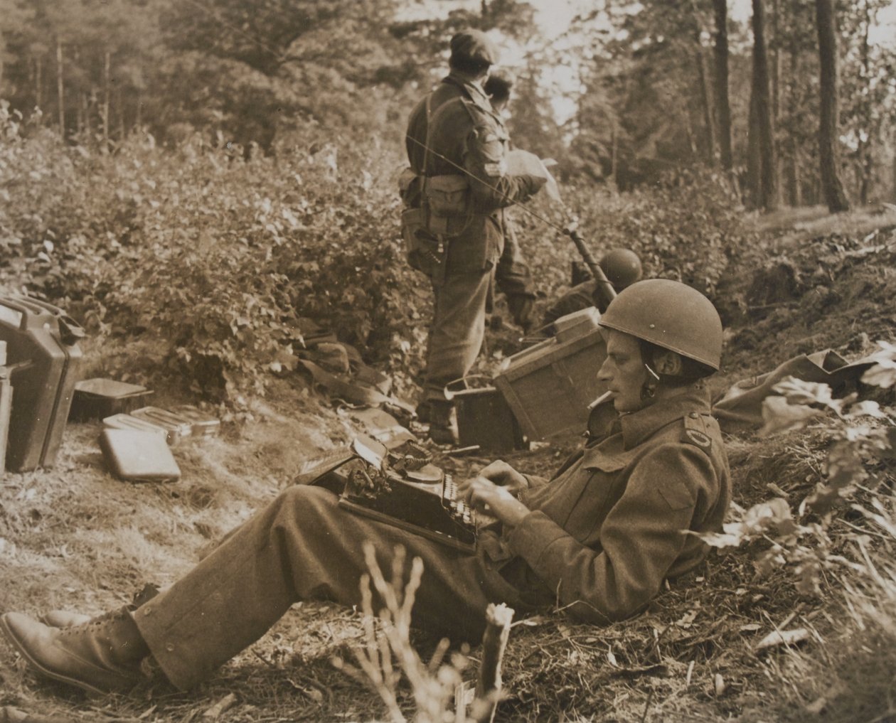 Alan Wood haditudósító gépel egy küldeményt alkotó: D.M. Sgt. Smith