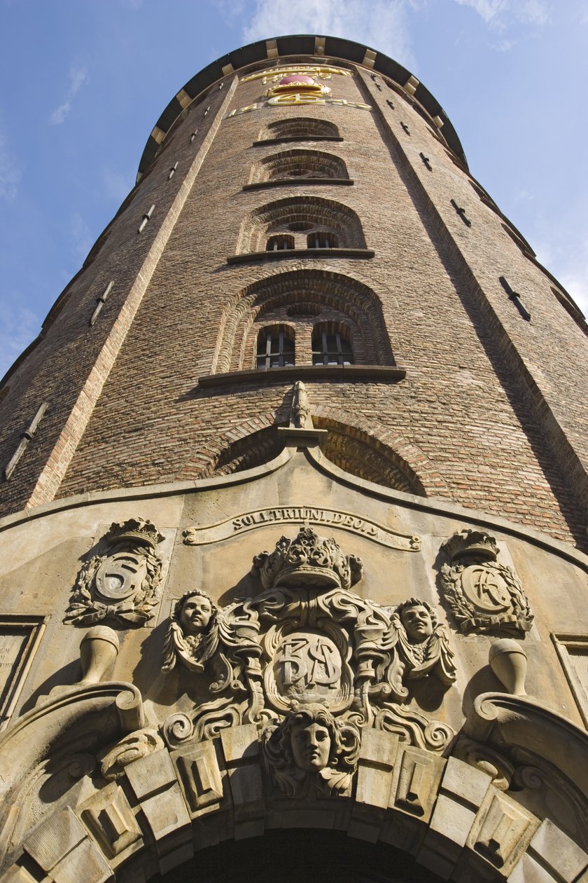 A torony külső képe, 1643-ban készült el alkotó: Danish School