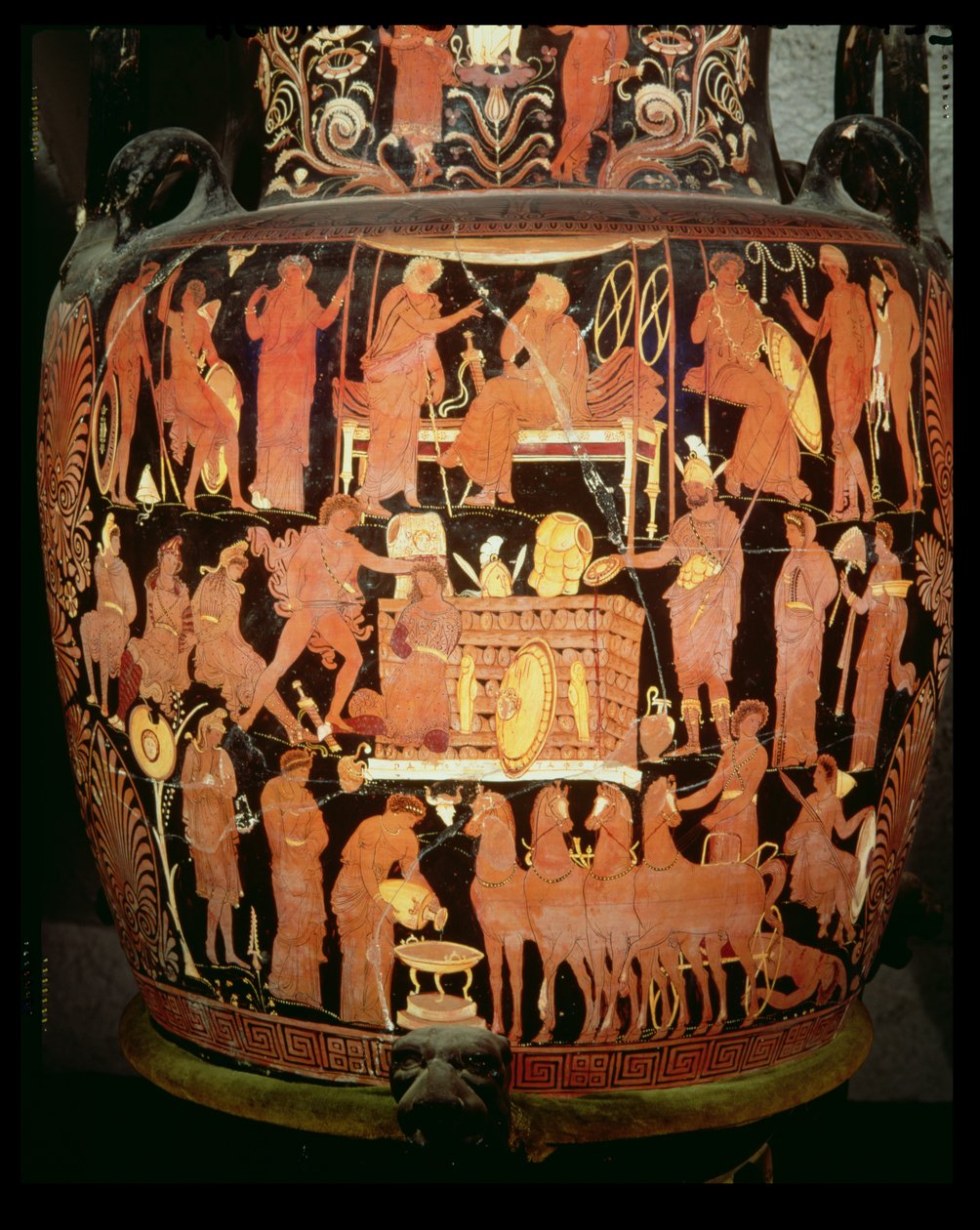 Apuliai vörös alakú voluta kráter, részlet a trójai foglyok Akhilleusz általi feláldozásáról Patroclus kerámia temetésén lásd még 174669 alkotó: Darius Painter