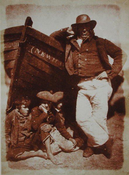 Egy Newhaven Fisherman and Boys, 1843-47 körül (sópapír nyomat kalotípus negatívról) alkotó: David Octavius and Adamson Robert Hill