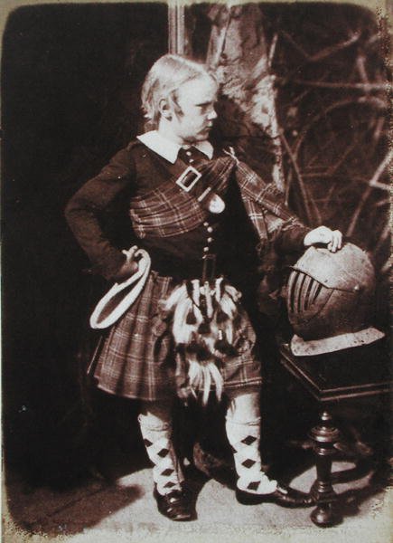 Fiatal skót legény kiltben (sópapír nyomat kalotípus negatívról) alkotó: David Octavius and Adamson Robert Hill