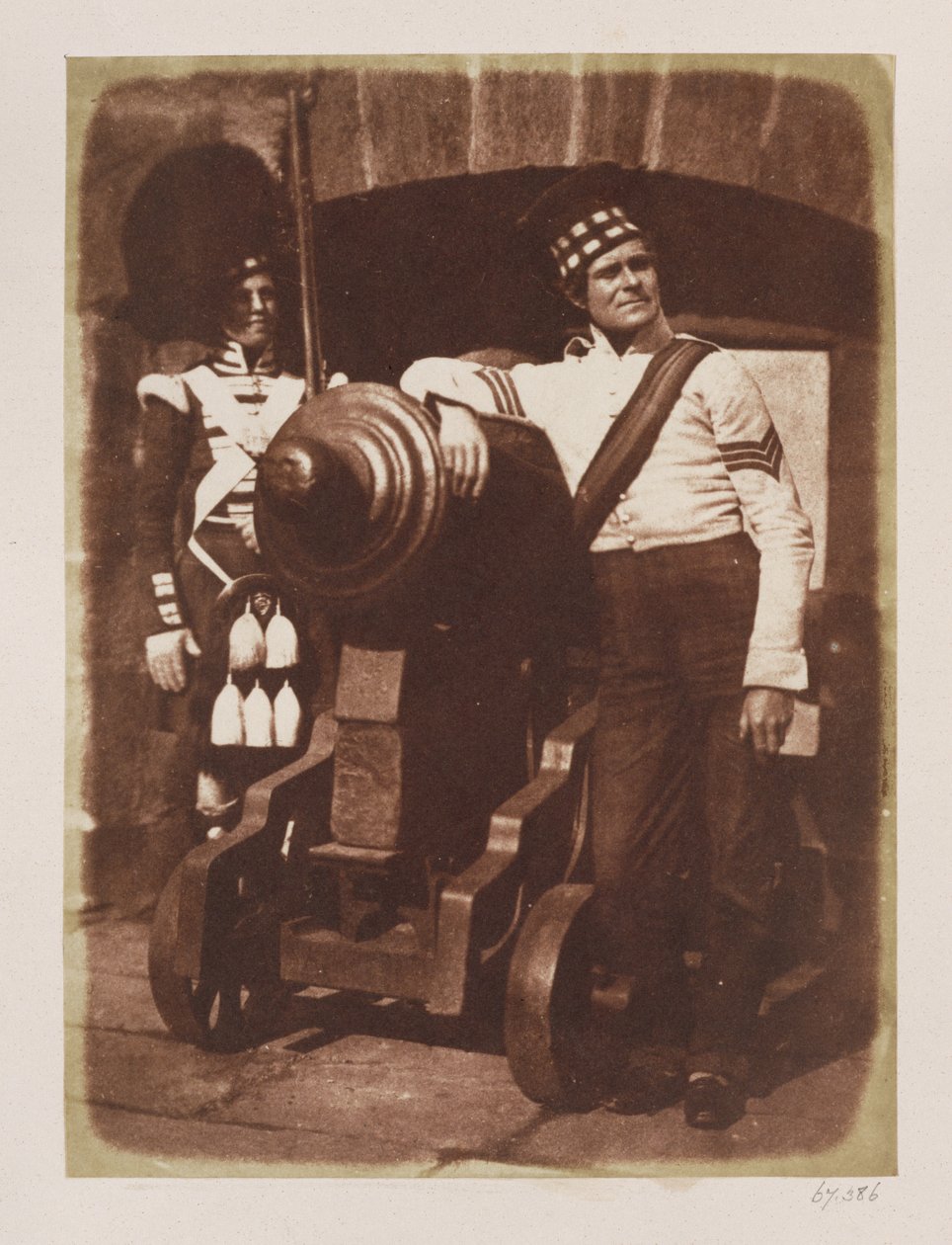 Artilleryman és Highlander, Edinburgh Castle (sópapír nyomat kalotípus negatívról) alkotó: David Octavius Hill