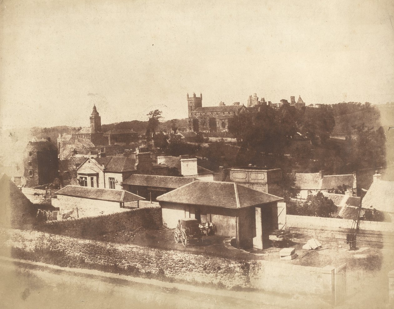 Linlithgow, a vasútállomástól, a városházával, a Szent Mihály-templommal és a palotával alkotó: David Octavius Hill and Robert Adamson