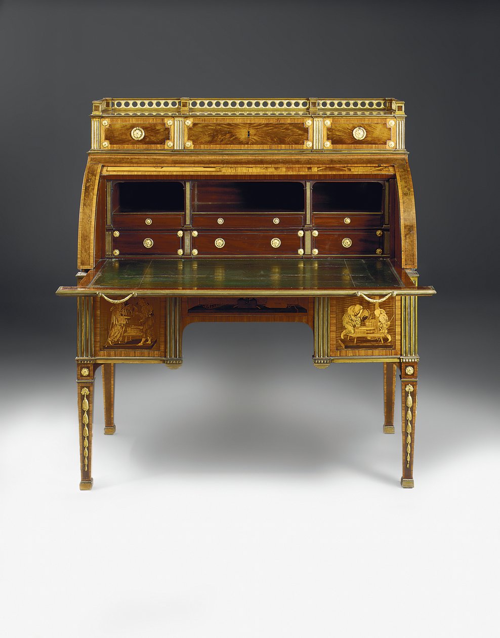 Mechanikus hengeriroda, a Francois Redmondnak tulajdonított tartók, 1777-80 körül (ormolura szerelt, sárgaréz berakású amboyna, tulipánfa, pácolt platán és intarzia) (lásd még: 486554) alkotó: David Roentgen