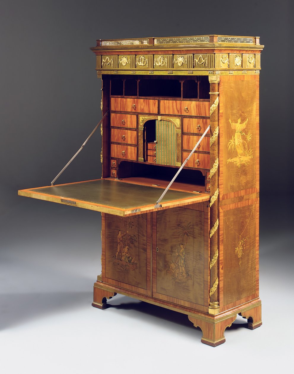 Neoklasszikus Secretaire abattant, 1775 körül (ormolu függő platán, sorja tiszafa, pácolt tulipánfa és intarzia) lásd még: 491918-20) alkotó: David Roentgen