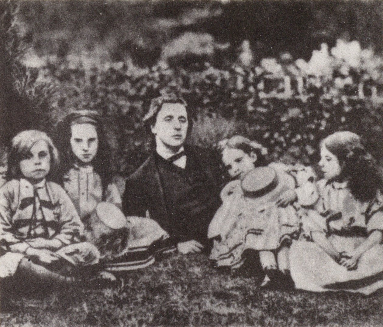 Lewis Carroll a Macdonald gyerekekkel (fekete-fehér fotó) alkotó: David Scott Lieutenant-Colonel (after) Dodgson