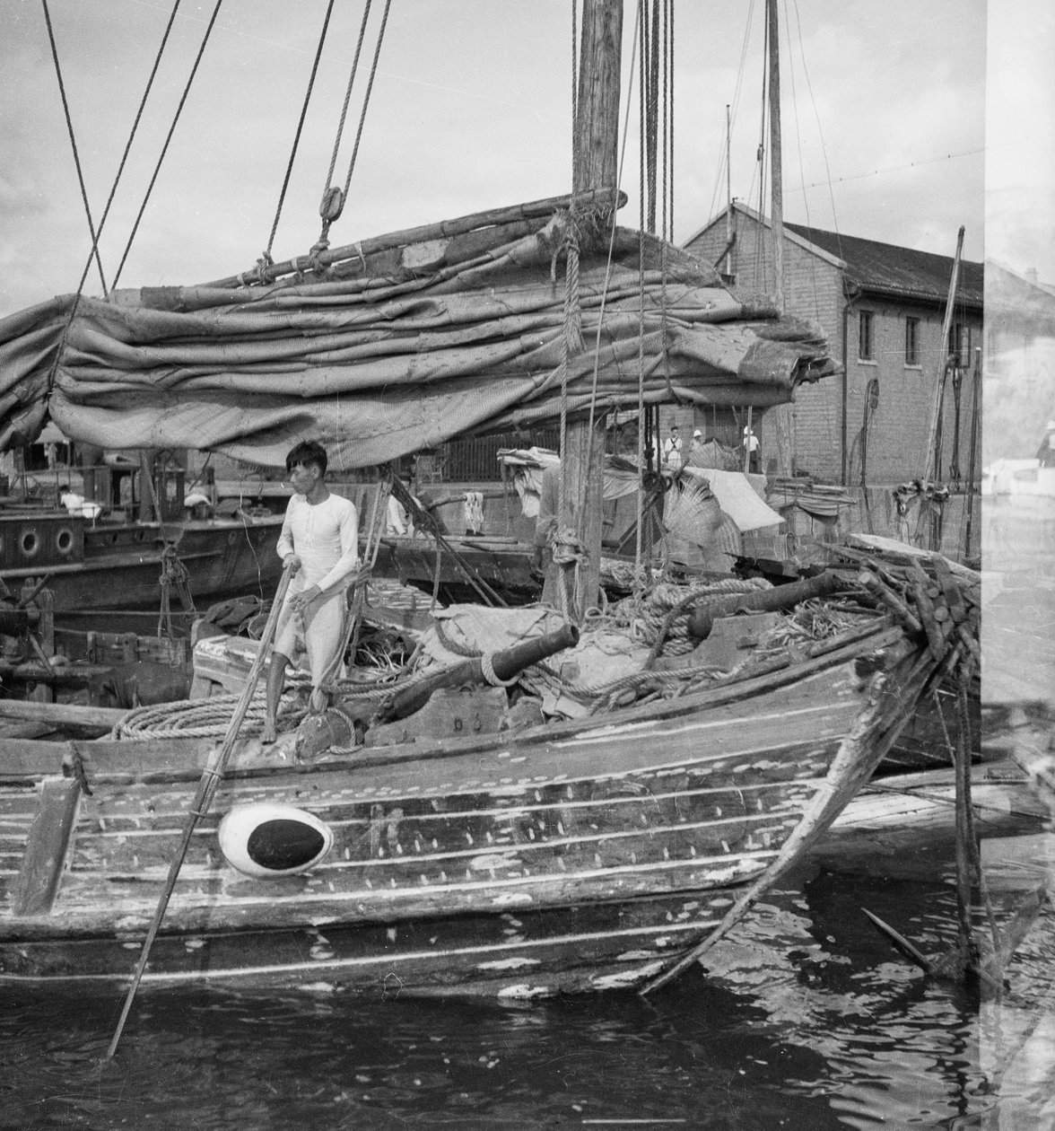 Egy Swatow kereskedő típusú dzsunka jobb oldali orrának közeli látképe Kowloonban, Hongkongban. alkotó: David Watkin Waters