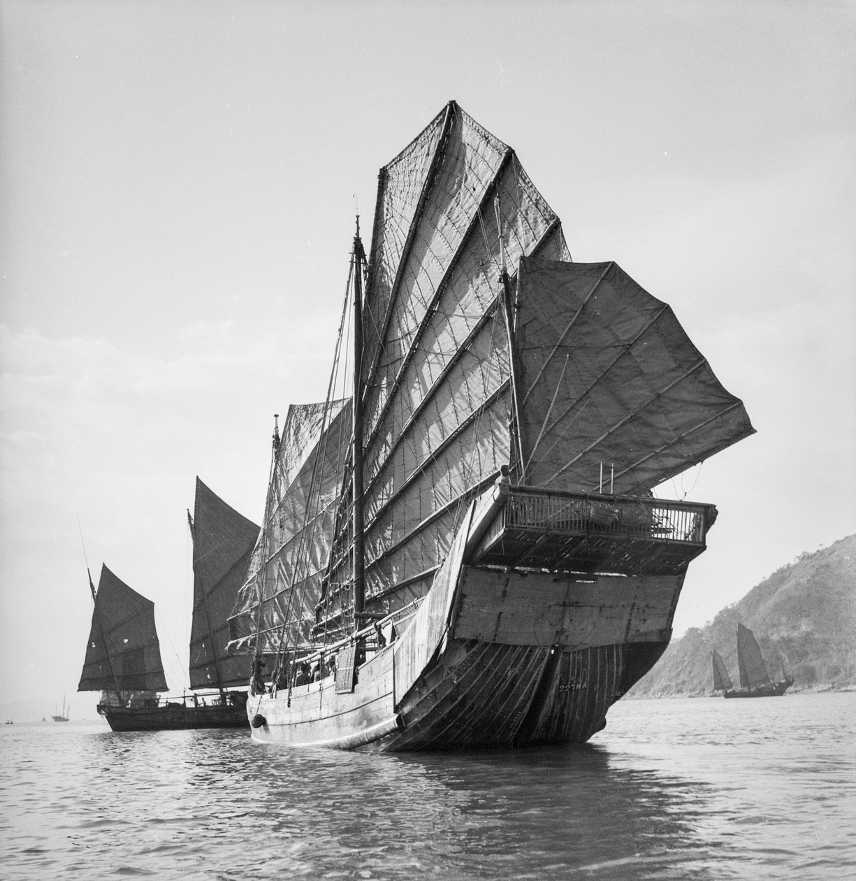A Yeungkong halász típusú dzsunka bal oldali negyedképe a 227HA kikötői számmal, vitorla alatt Aberdeenben, Hongkongban. alkotó: David Watkin Waters