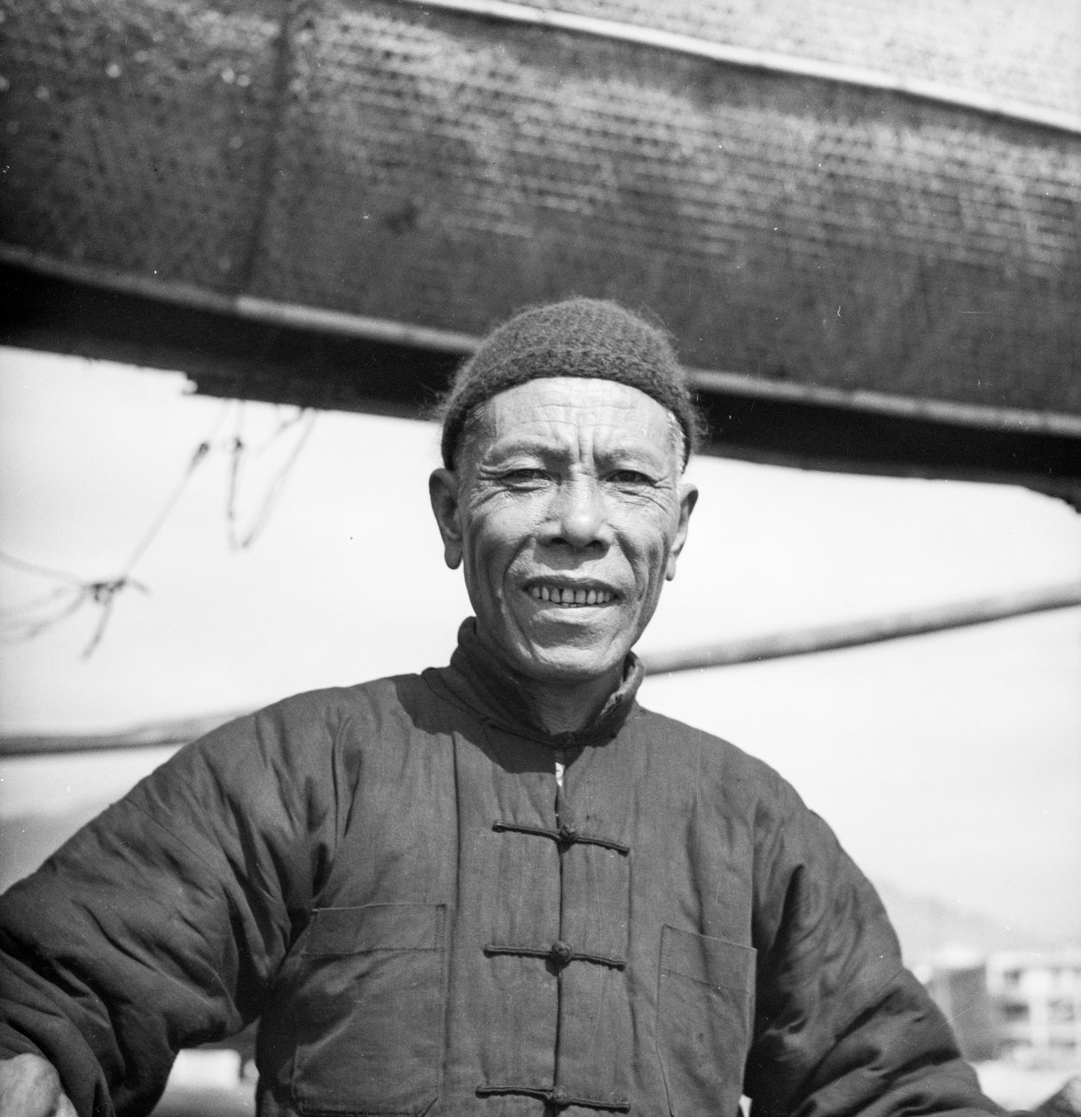 Egy kantoni sódzsunka legénységének egyik tagjáról készült portré a hajója fedélzetén, Sham Shui Po-ban, Hongkongban. alkotó: David Watkin Waters