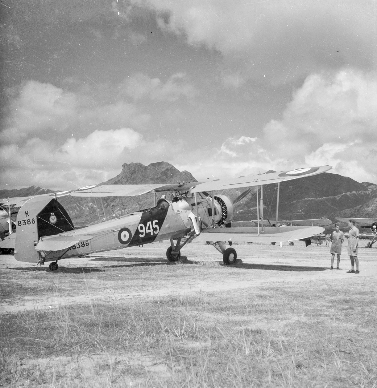 Fairey Swordfish I torpedóbombázó felderítő kétfedelű repülőgép K8386, kód: 945, a 824-es repülőszázad flotta légiereje, Kai Tak repülőtéren, Hongkongban. alkotó: David Watkin Waters