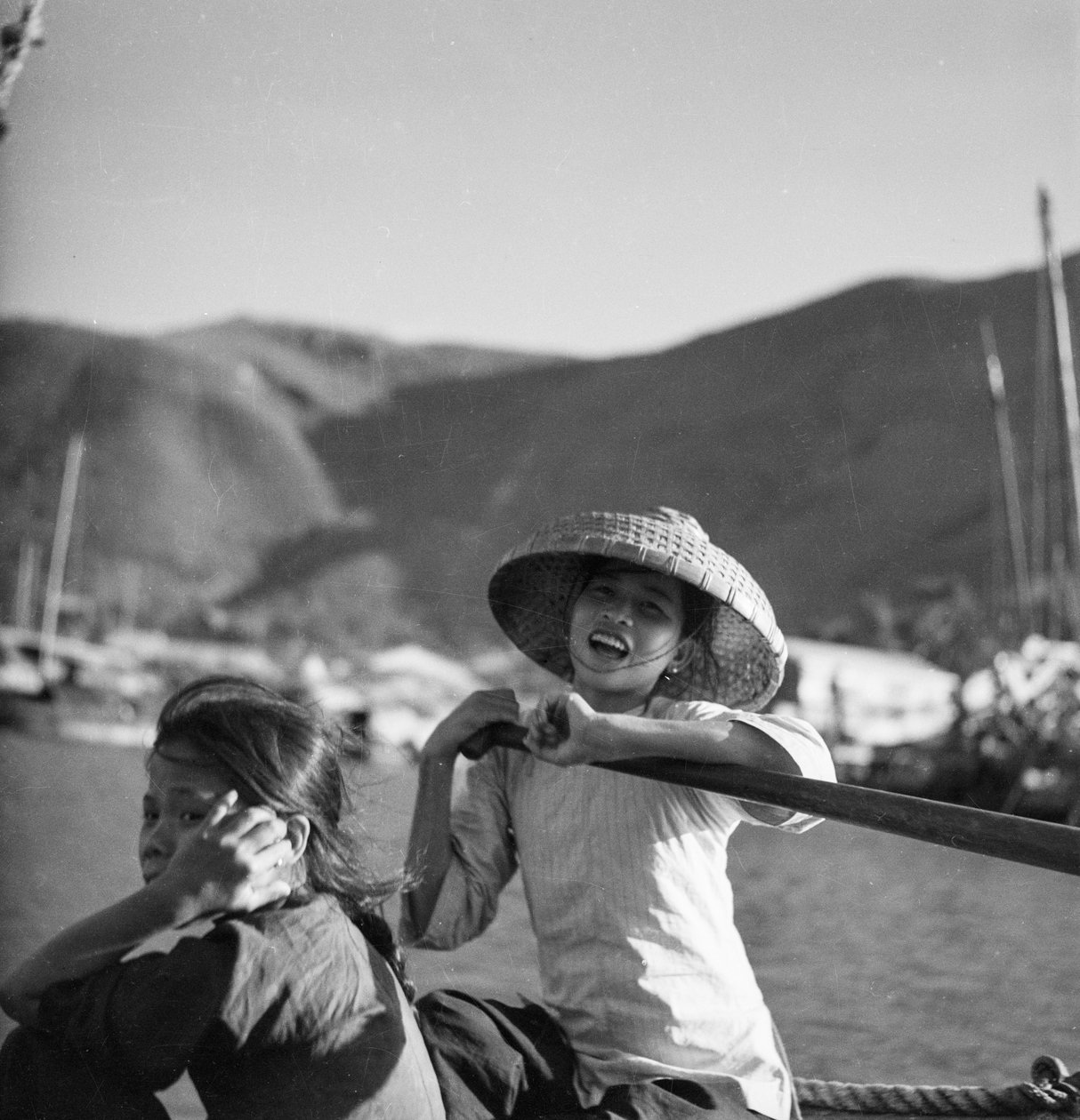 Két fiatal sampan lány Aberdeenben, Hongkongban alkotó: David Watkin Waters