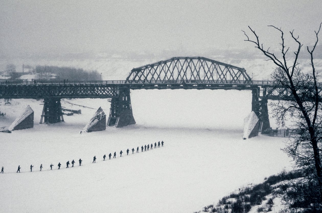 Novoszibirszk, Ob folyó, Szibéria, Szovjetunió, Diákok átkelnek a befagyott Ob folyón gyalog a hóban, 1976 tél (fotó) alkotó: Dean Conger