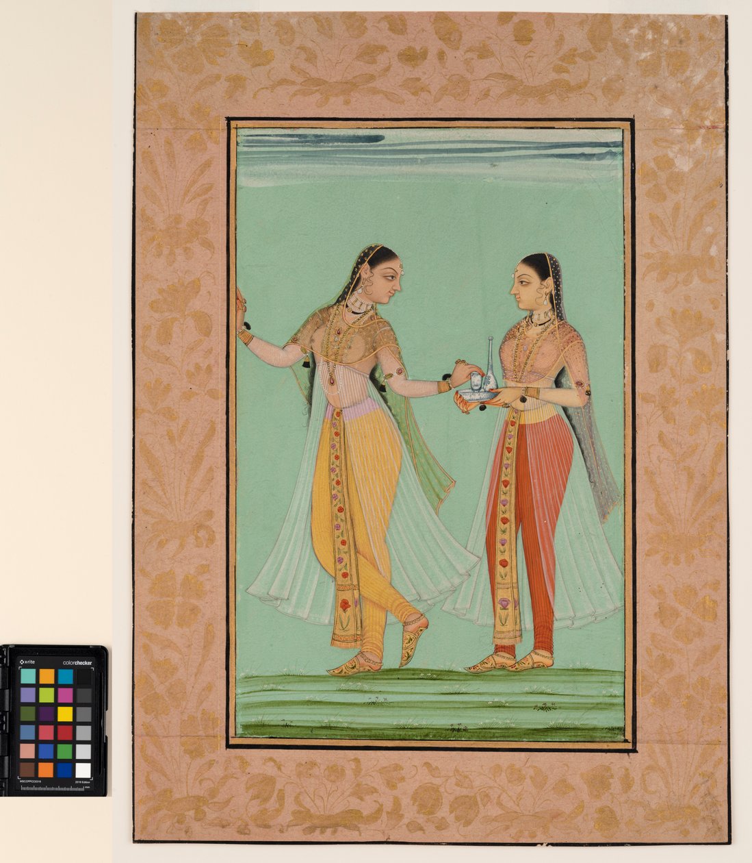 Egy álló hölgy felajánlott egy tálcát a szobalányától, 1670 körül (átlátszatlan akvarell és arany papíron) alkotó: Deccani School