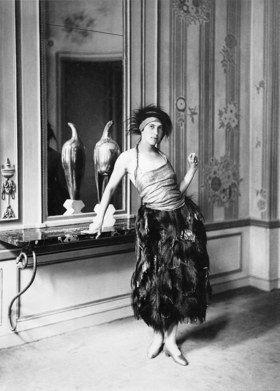 Madame Poiret Paul Poiret ruhájában (1879-1944) 1919 (bw fotó) alkotó: Delphi Studio