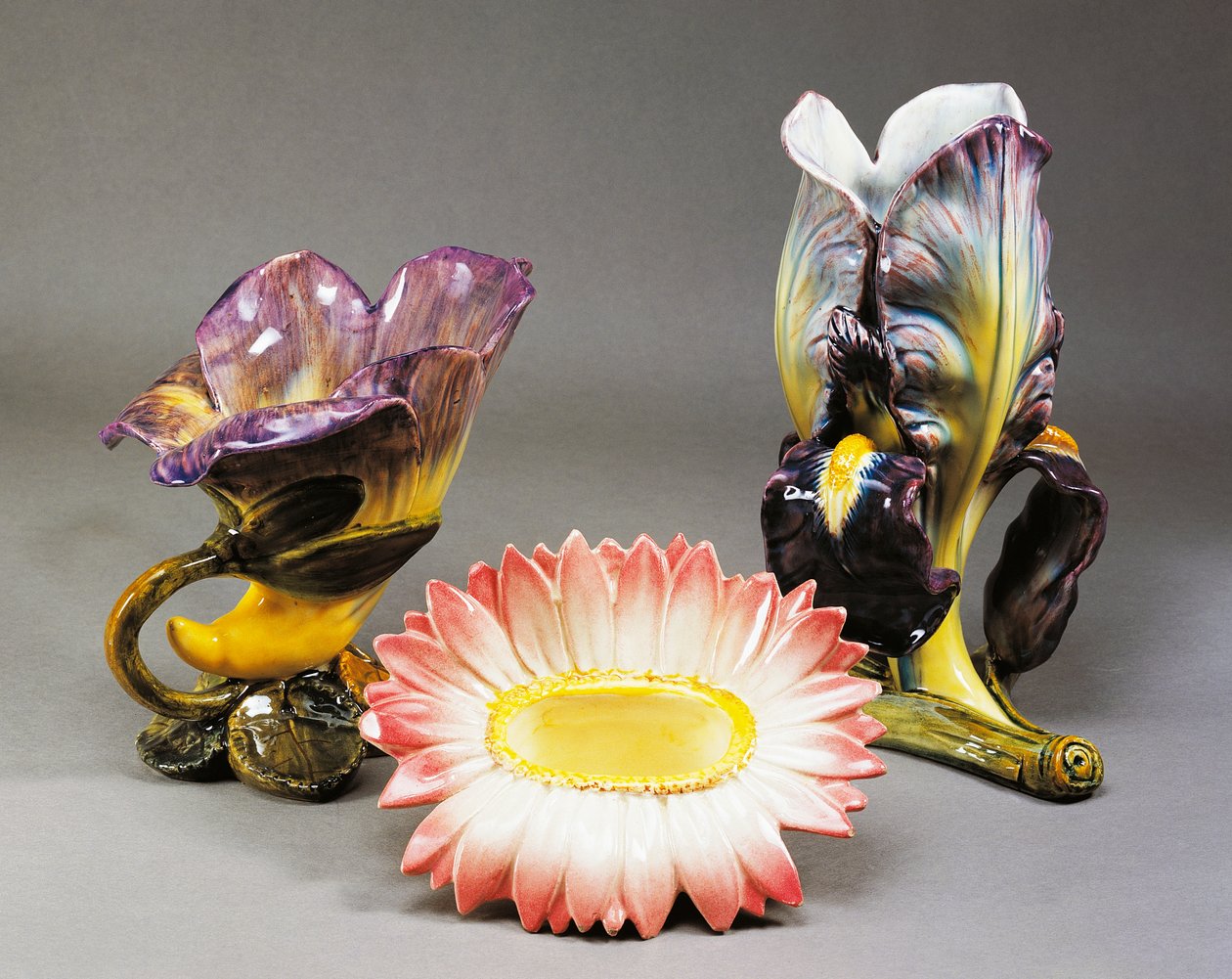 Convolvulus alakú váza, százszorszép alakú cachepot és írisz alakú váza, 1900 körül, Delphin Massier (1836-1907), szecessziós stílusú, barbotin kerámia, Vallaurisban készült. Franciaország, XX. század. alkotó: Delphin Massier