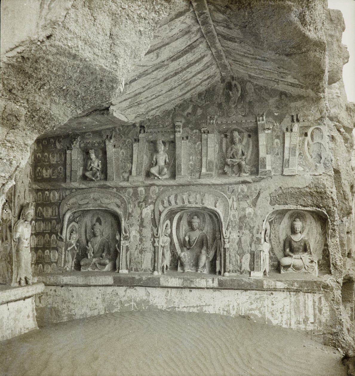 Buddhák és bódhiszattvák szobrai, 259. barlang, északi fal, Dunhuang barlangok, Kína, 1275/1 (114) fotó alkotó: Desmond Parsons