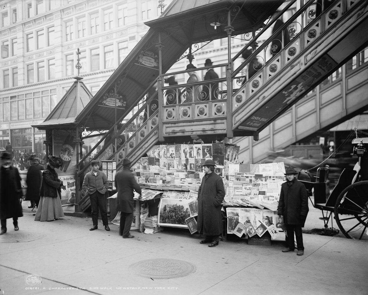 Jellegzetes járdai újságosbódé, New York, 1903 körül alkotó: Detroit Publishing Co.