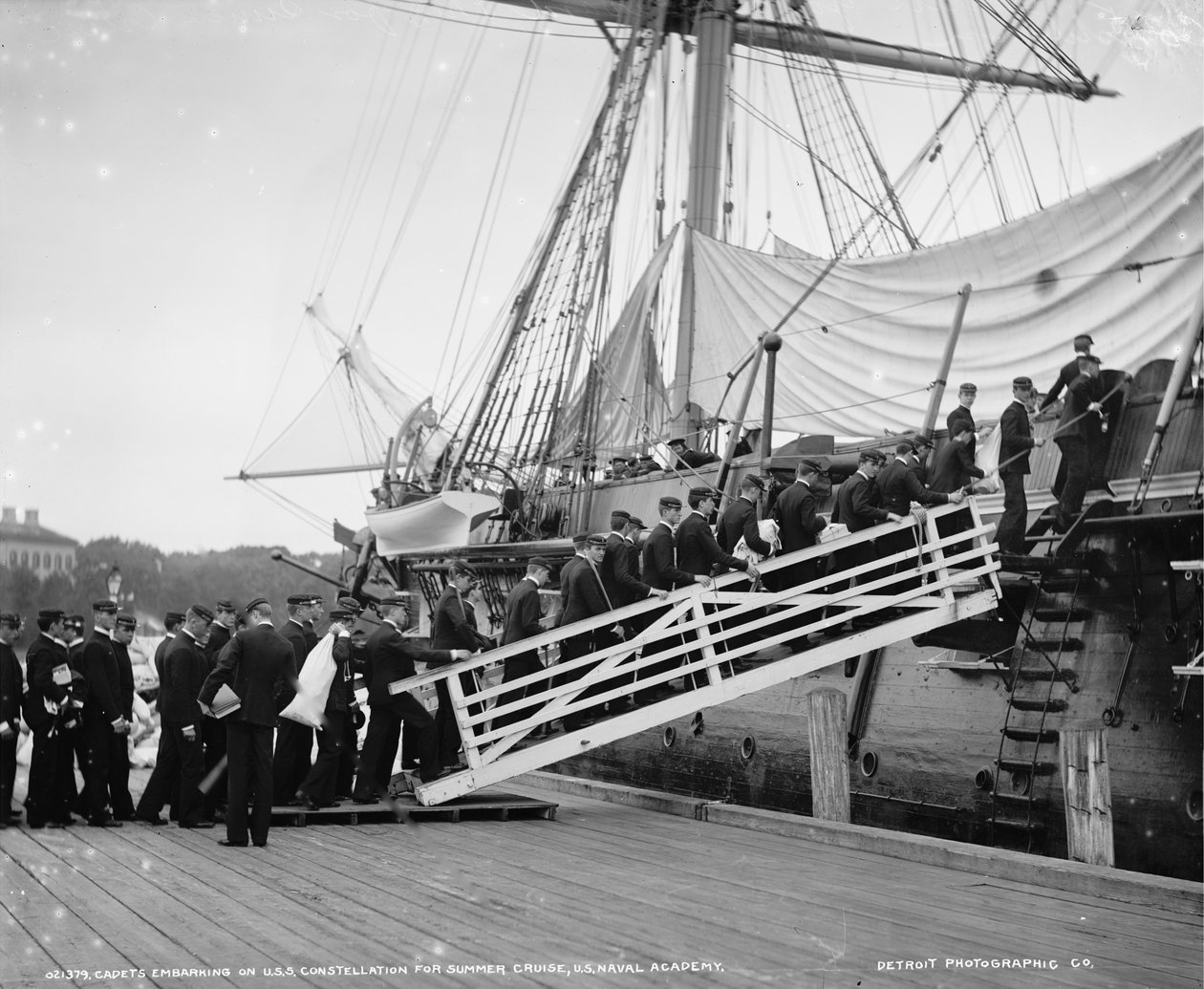 Kadétok indulnak az U.S.S. Csillagkép nyári körutazásra, US Naval Academy, Annapolis, Maryland, 1890-1901 alkotó: Detroit Publishing Co.