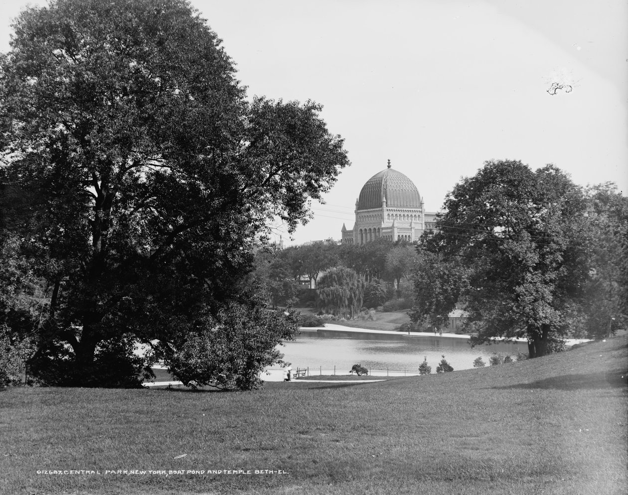 Central Park, New York, csónakos tó és Beth-El-templom, 1900 körül alkotó: Detroit Publishing Co.