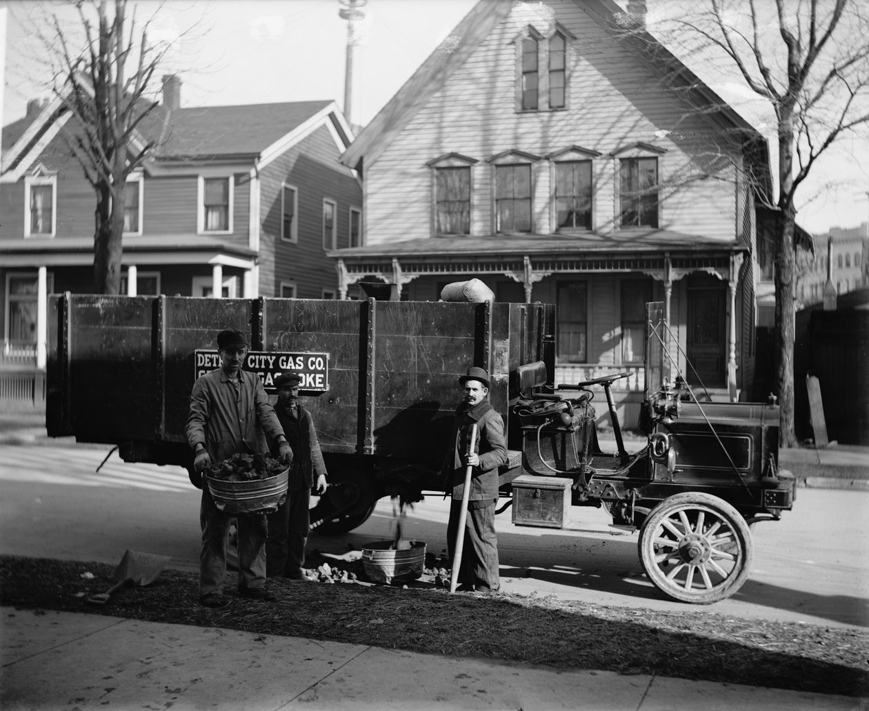 Kokszszállító kocsi és munkások, Detroit City Gas Co., Michigan, 1900 alkotó: Detroit Publishing Co.