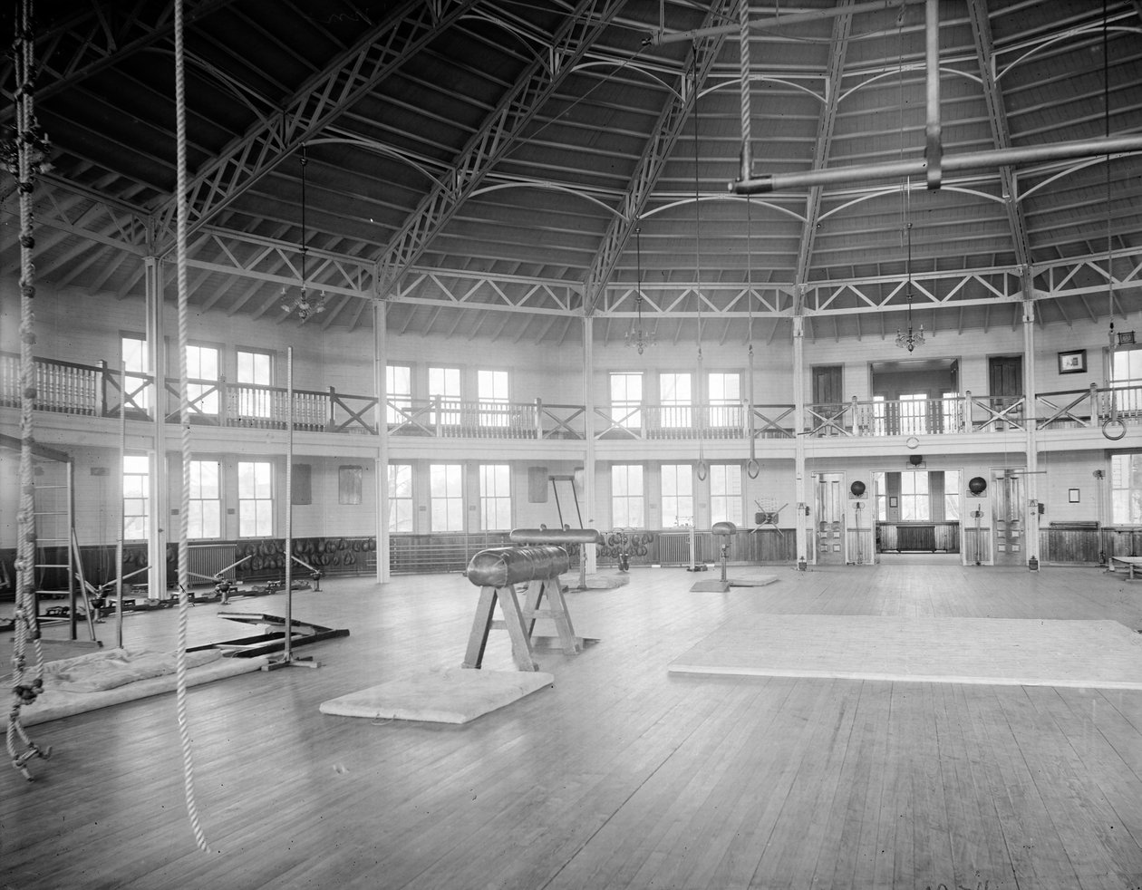 Gymnasium enteriőr, Amerikai Tengerészeti Akadémia, 1890-1901 körül alkotó: Detroit Publishing Co.