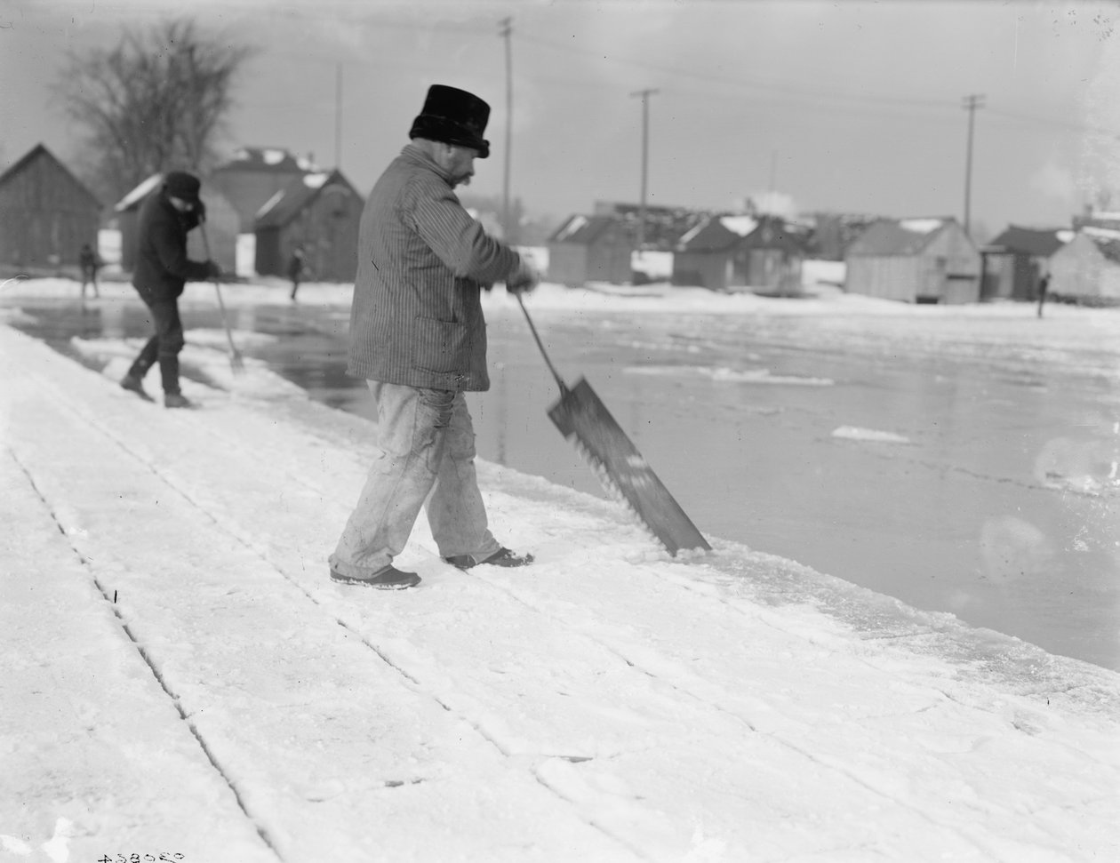 Jégbetakarítás, fűrészelés, 1900-10 körül alkotó: Detroit Publishing Co.