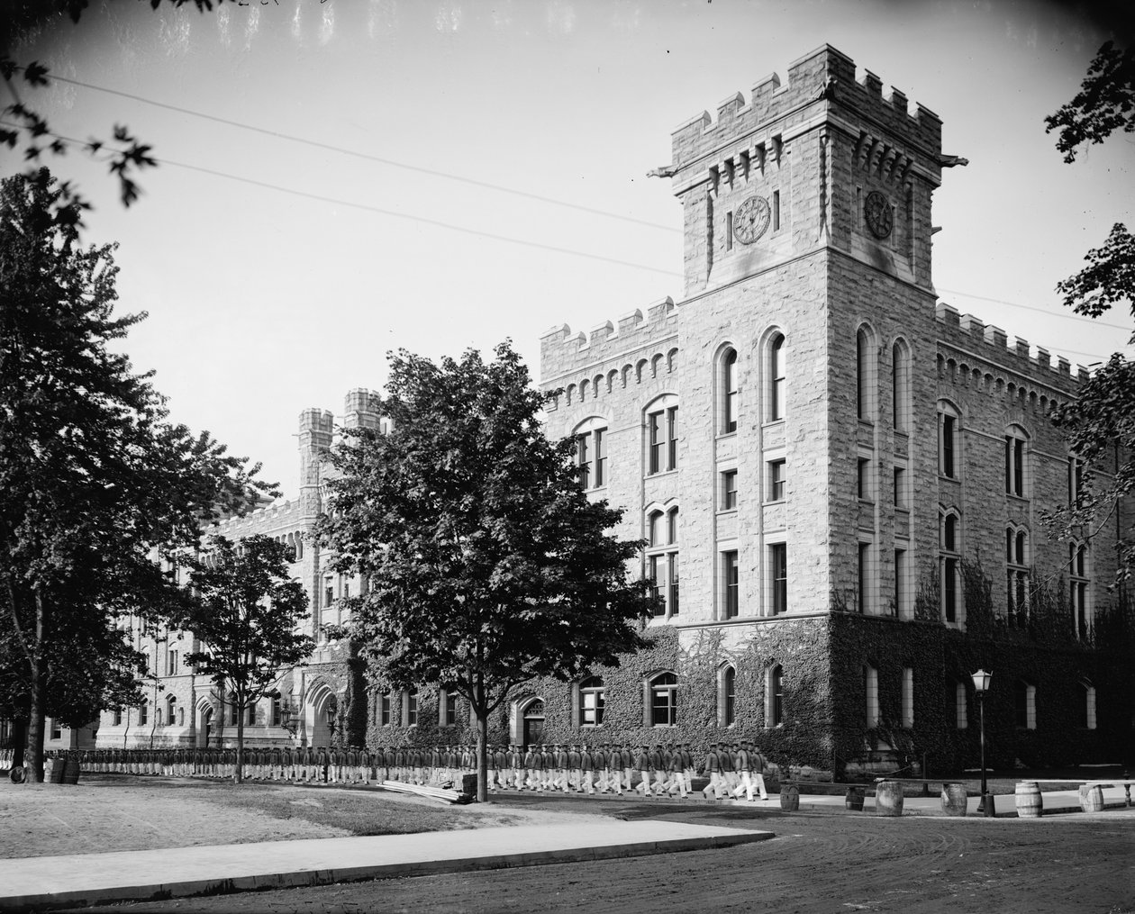 The Academic Building, kadétok visszatérnek a rendetlenségből, West Point, N.Y., 1900-15 alkotó: Detroit Publishing Co.