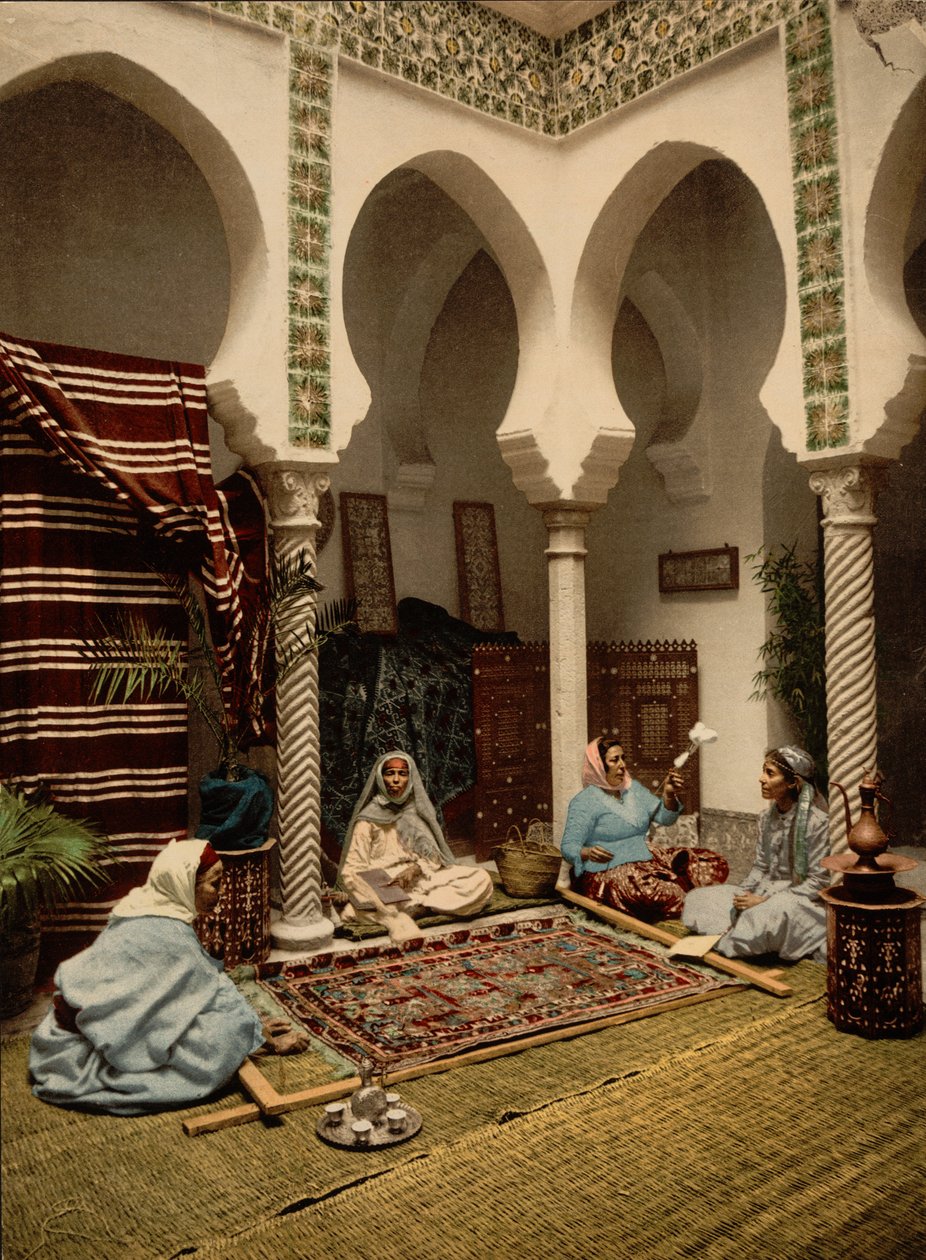 Arab szőnyegeket készítő mór nők, Algír, Algéria, 1899 körül (fotomechanikai nyomat) alkotó: Detroit Photographic Co.
