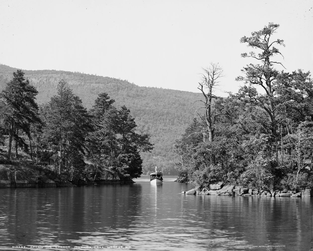 A Harbour Islands mentén Lake George, New York, 1904 körül alkotó: Detroit Publishing Co.