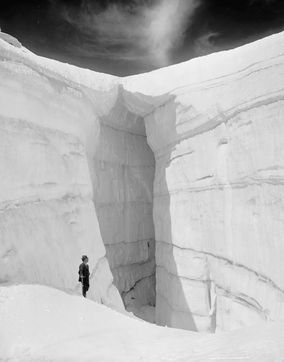Asulkan-gleccser a jégbarlangból, Selkirk-hegység, British Columbia, 1902 körül (f/w fotó) alkotó: Detroit Publishing Co.