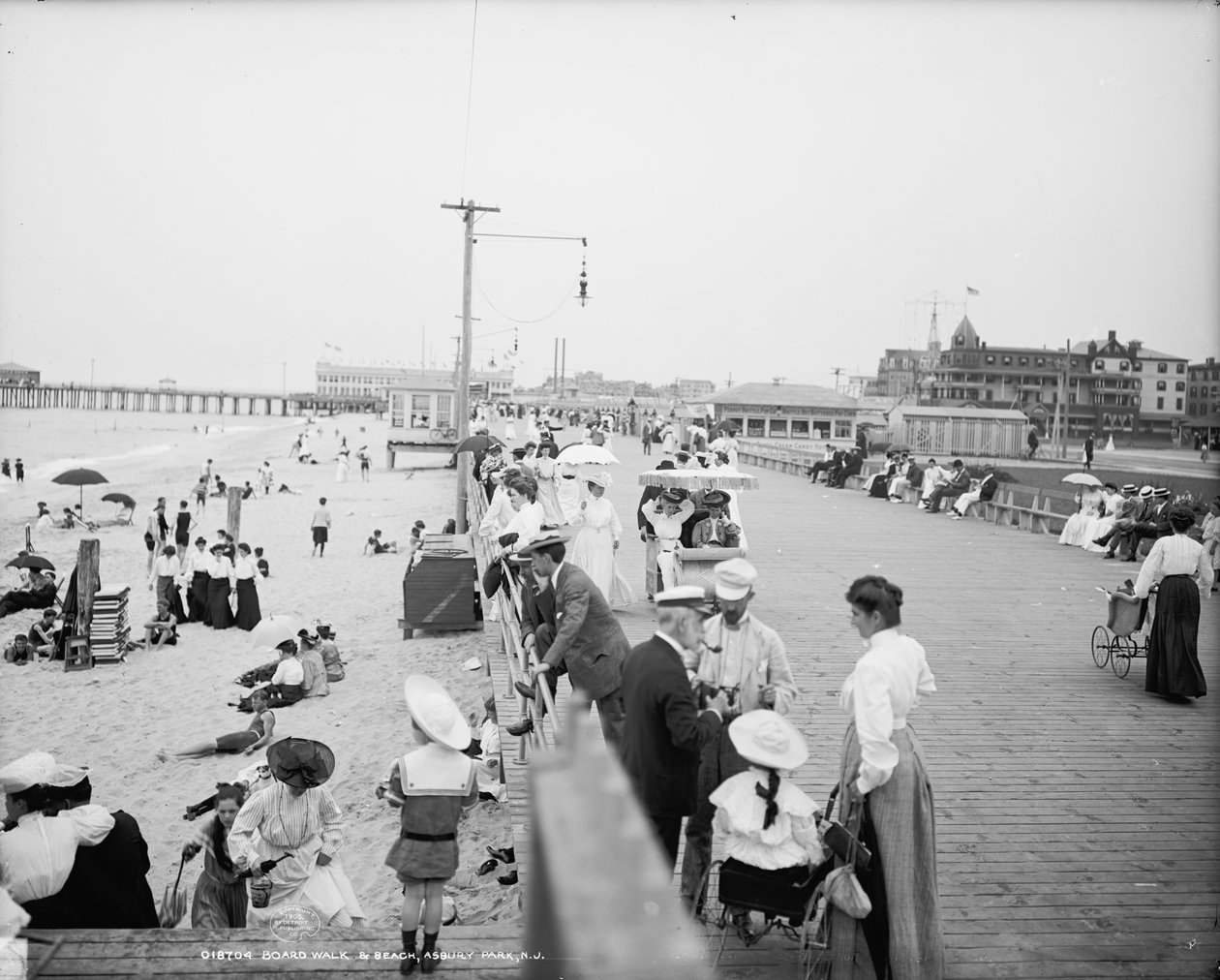 Boardwalk & Beach, Asbury Park, 1905 körül (f/w fotó) alkotó: Detroit Publishing Co.