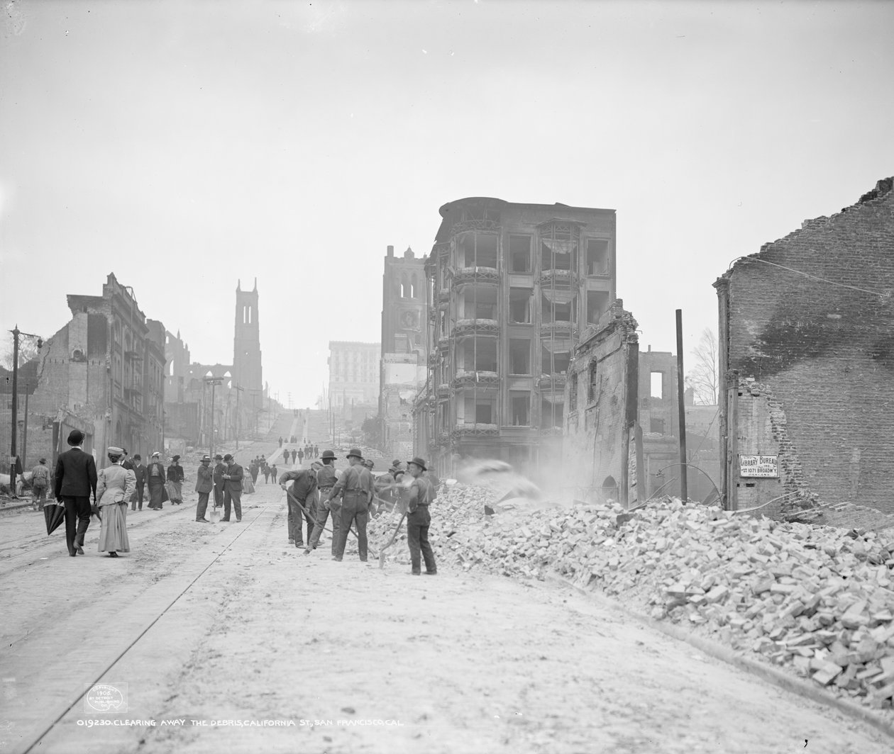 A törmelék eltakarítása a California Streeten, San Francisco-ban alkotó: Detroit Publishing Co.