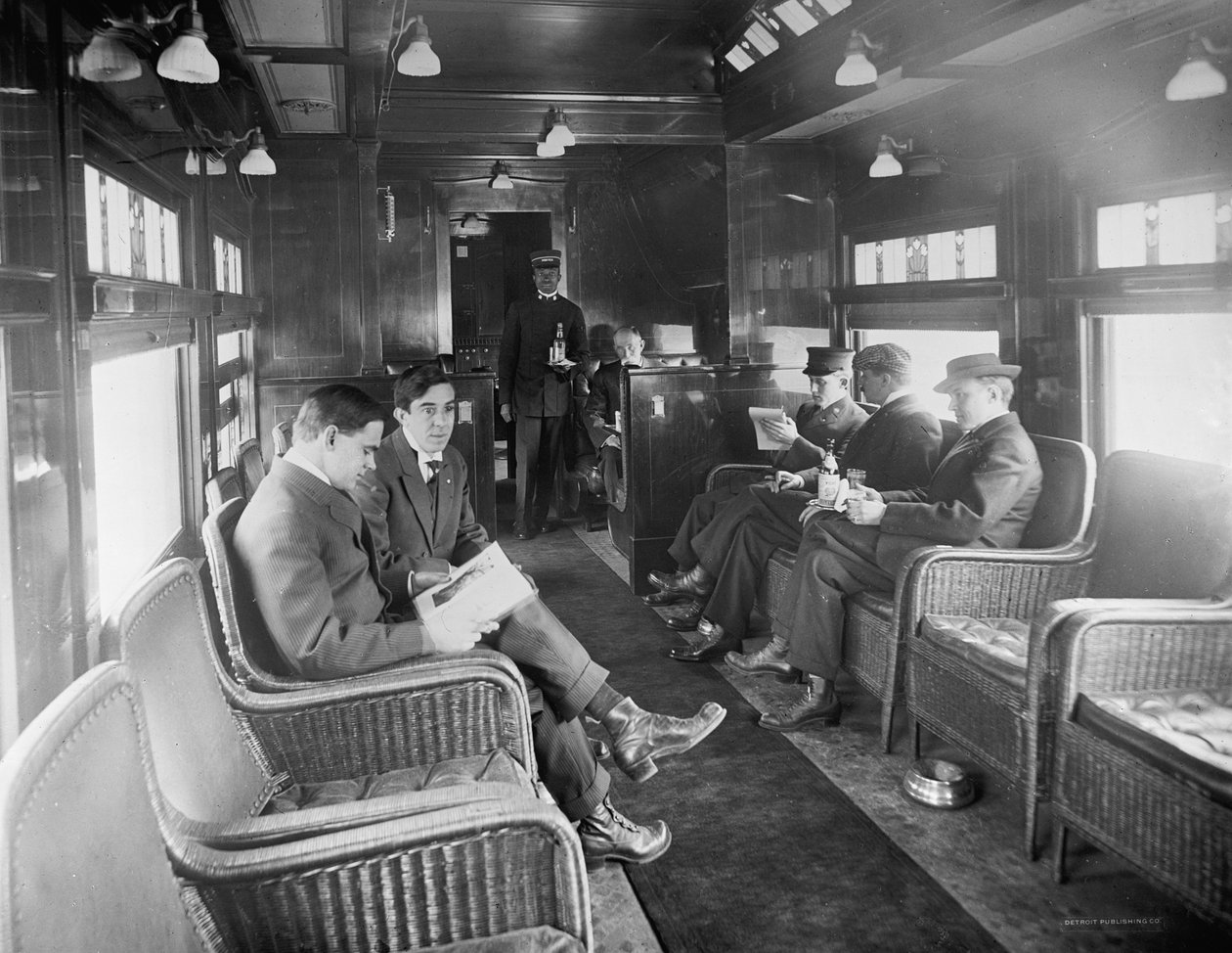 Férfiak csoportja utazik svédasztalos könyvtári kocsiban a Deluxe Overland Limited vonaton, USA, 1915 körül (f/w fotó) alkotó: Detroit Publishing Co.