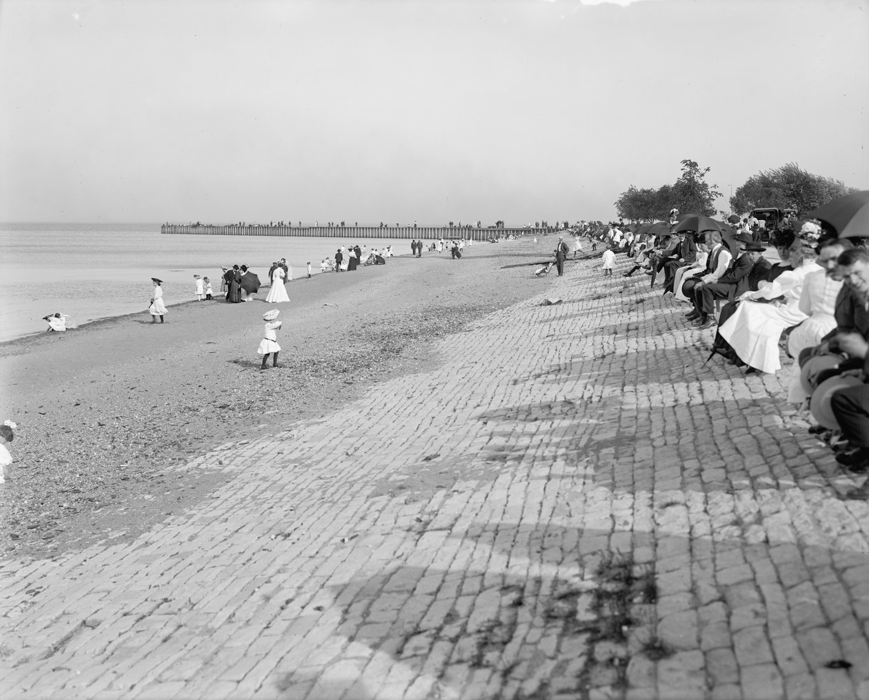 A német épület előtt, Jackson Park, Chicago, 1900 körül alkotó: Detroit Publishing Co.