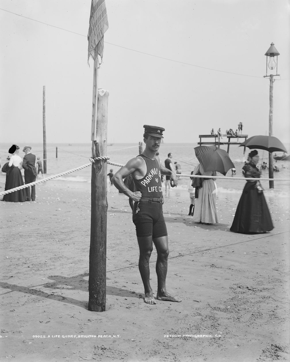 Lifeguard, Brighton Beach, Brooklyn, New York City, USA, 1905 körül (f/w fotó) alkotó: Detroit Publishing Co.