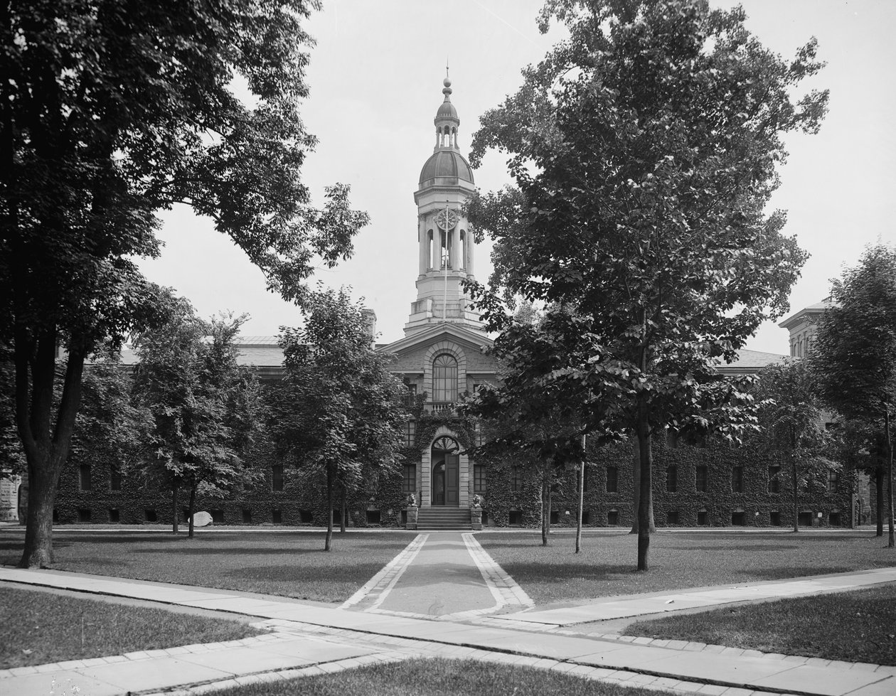 Nassau Hall, Princeton Egyetem, N.J., 1903 körül alkotó: Detroit Publishing Co.