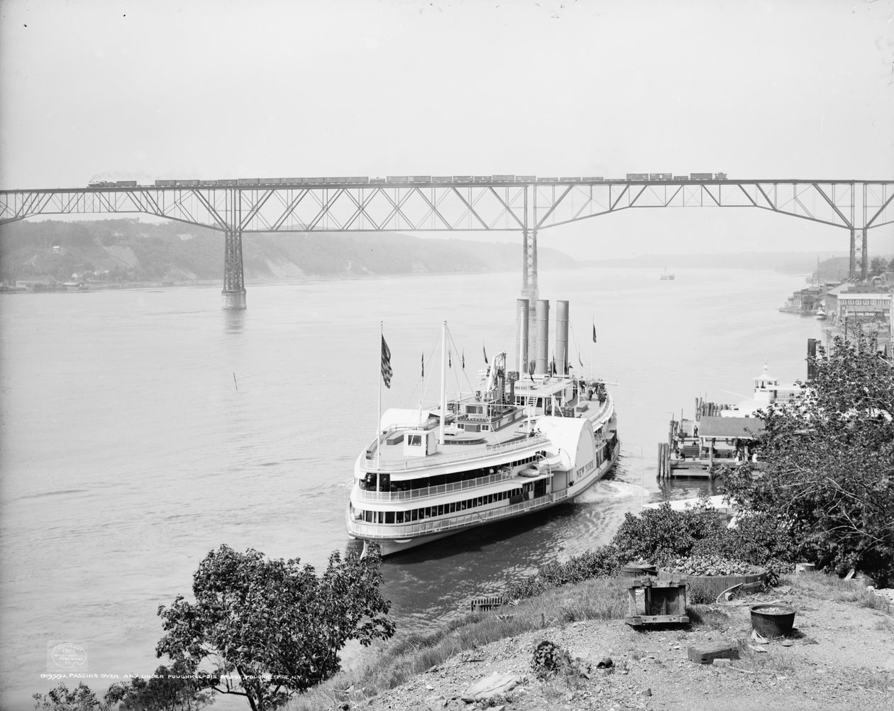 Áthaladás a Poughkeepsie híd felett és alatt, Poughkeepsie, N.Y., 1906 körül alkotó: Detroit Publishing Co.
