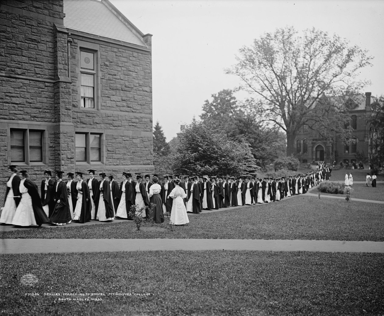 Idősek a kápolnába vonulnak, Mt. Holyoke College, South Hadley, Massachusetts, 1908 körül alkotó: Detroit Publishing Co.