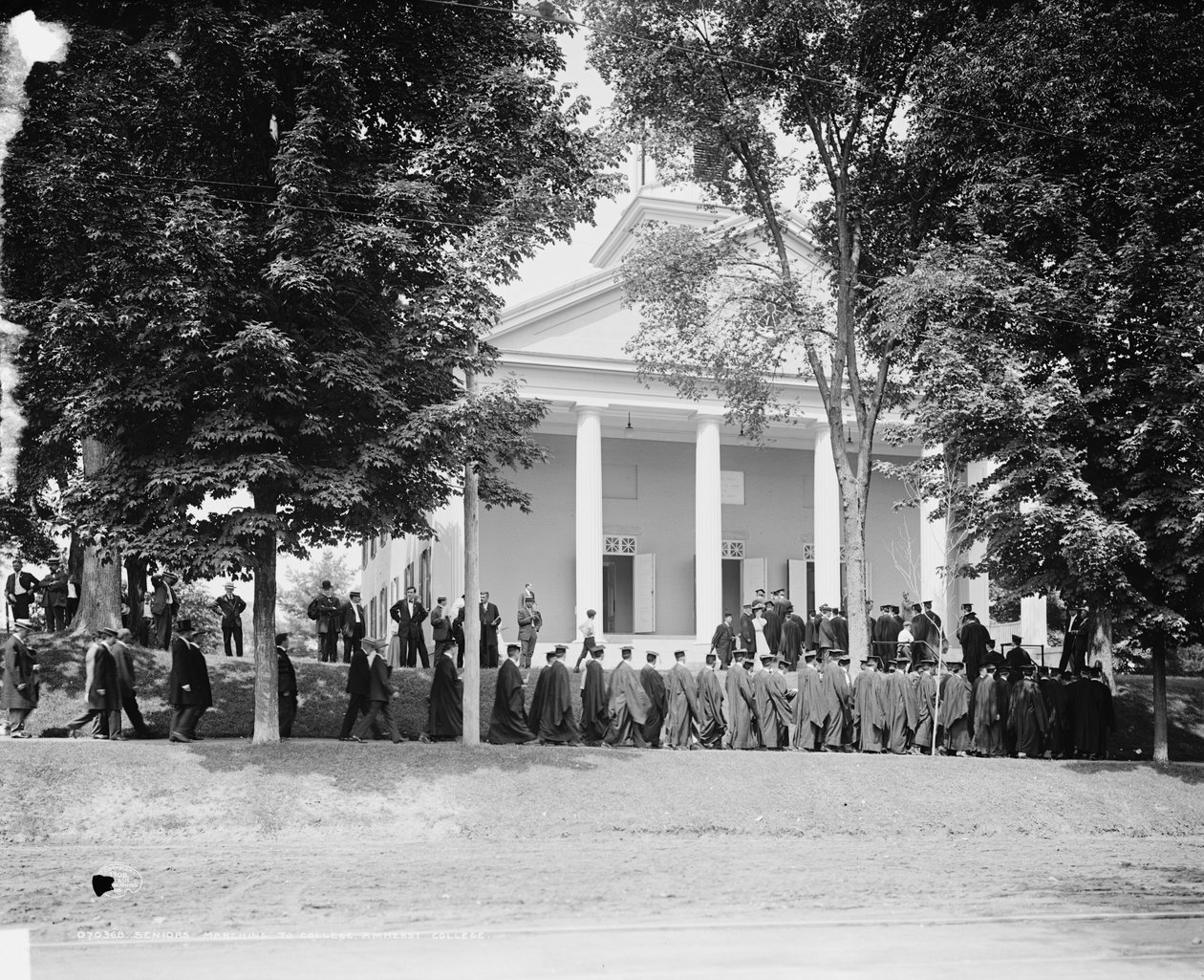A főiskolára menetelő idősek, Amherst College, 1908 körül (f/w fotó) alkotó: Detroit Publishing Co.